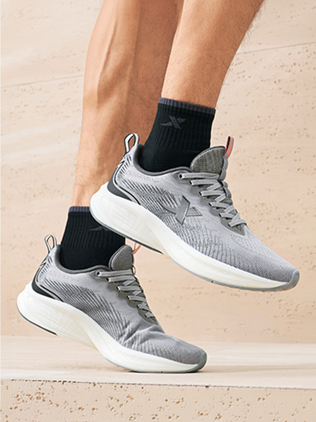 Xtep Men Feather Foam Running Shoes