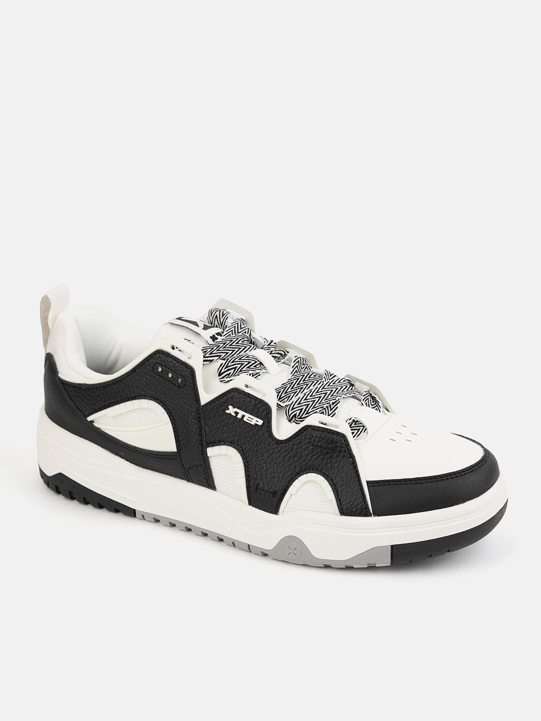 Xtep Men Colorblocked Sneakers