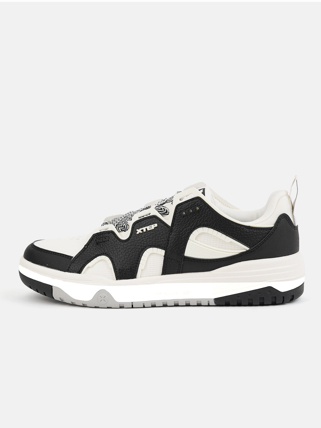 Xtep Men Colorblocked Sneakers